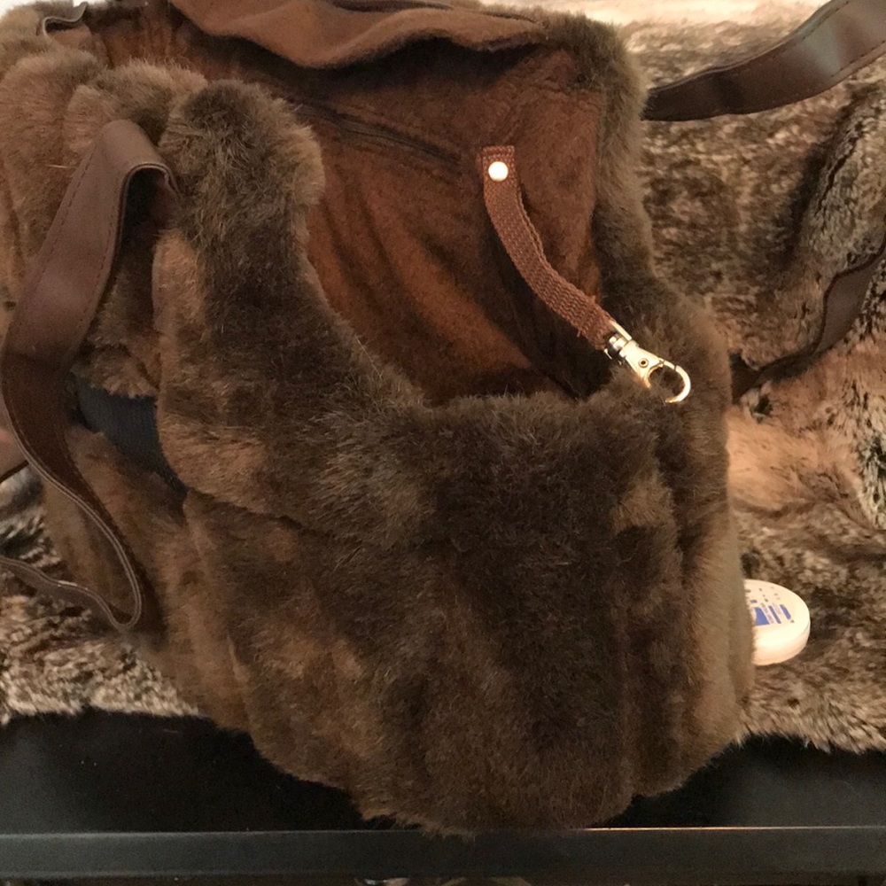 Doggie travel bag. Faux fur well made